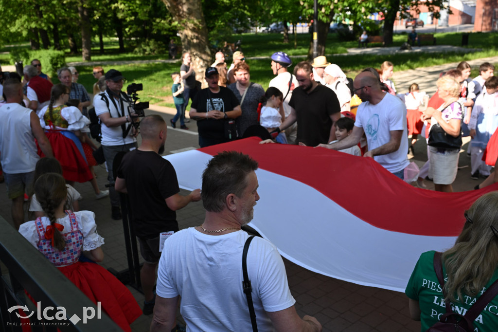 Uczcili Dzień Flagi, niosąc biało - czerwoną
