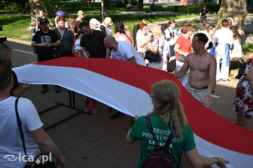 Uczcili Dzień Flagi, niosąc biało - czerwoną
