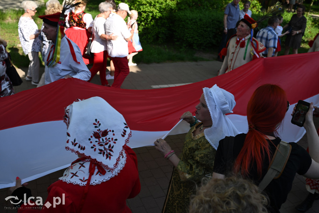 Uczcili Dzień Flagi, niosąc biało - czerwoną