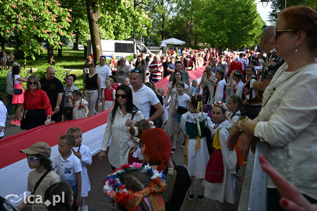 Uczcili Dzień Flagi, niosąc biało - czerwoną