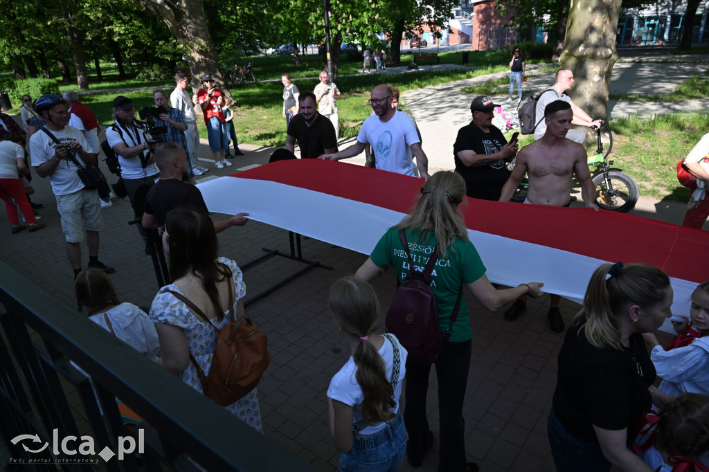 Uczcili Dzień Flagi, niosąc biało - czerwoną