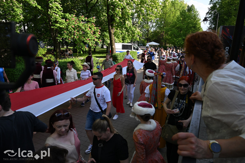 Uczcili Dzień Flagi, niosąc biało - czerwoną