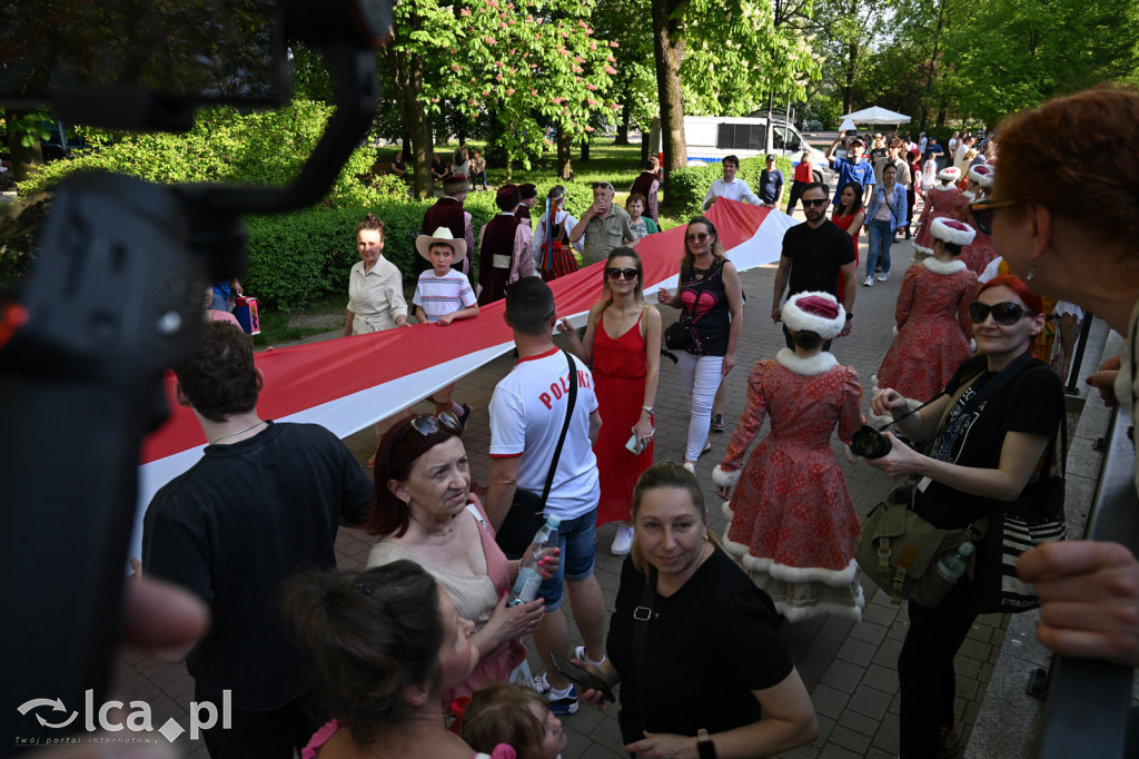 Uczcili Dzień Flagi, niosąc biało - czerwoną