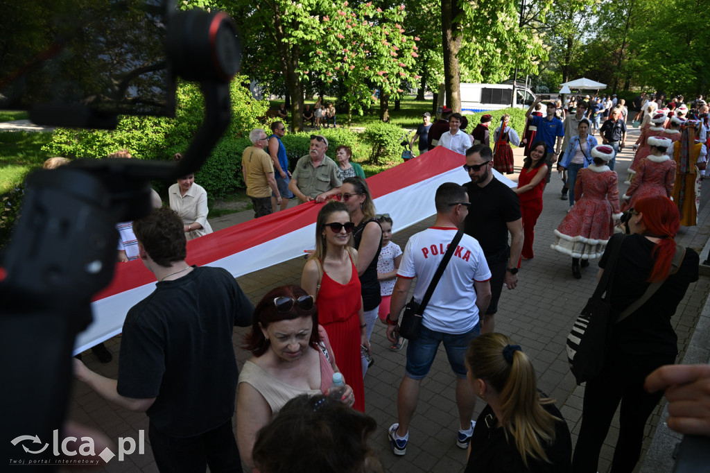 Uczcili Dzień Flagi, niosąc biało - czerwoną