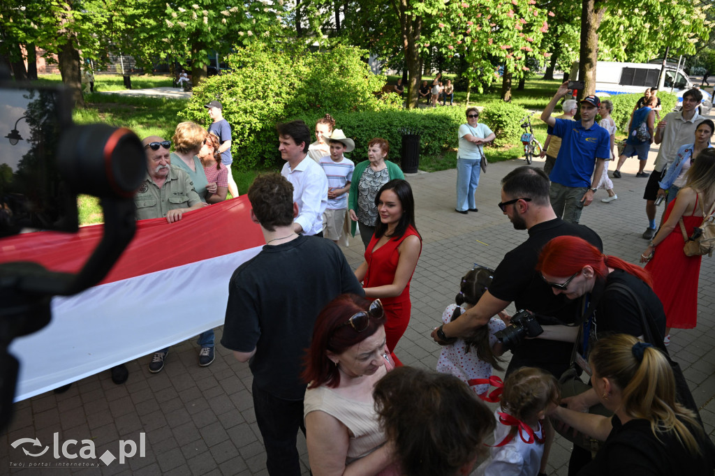 Uczcili Dzień Flagi, niosąc biało - czerwoną