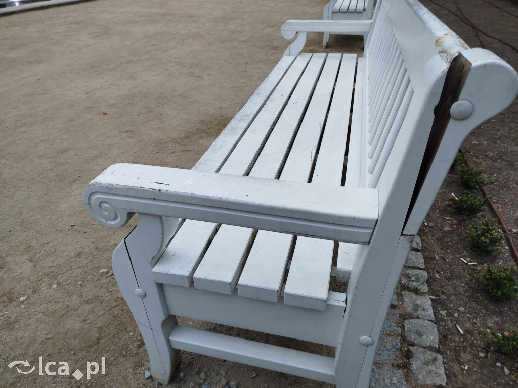 Zniszczone ławki w Parku Miejskim