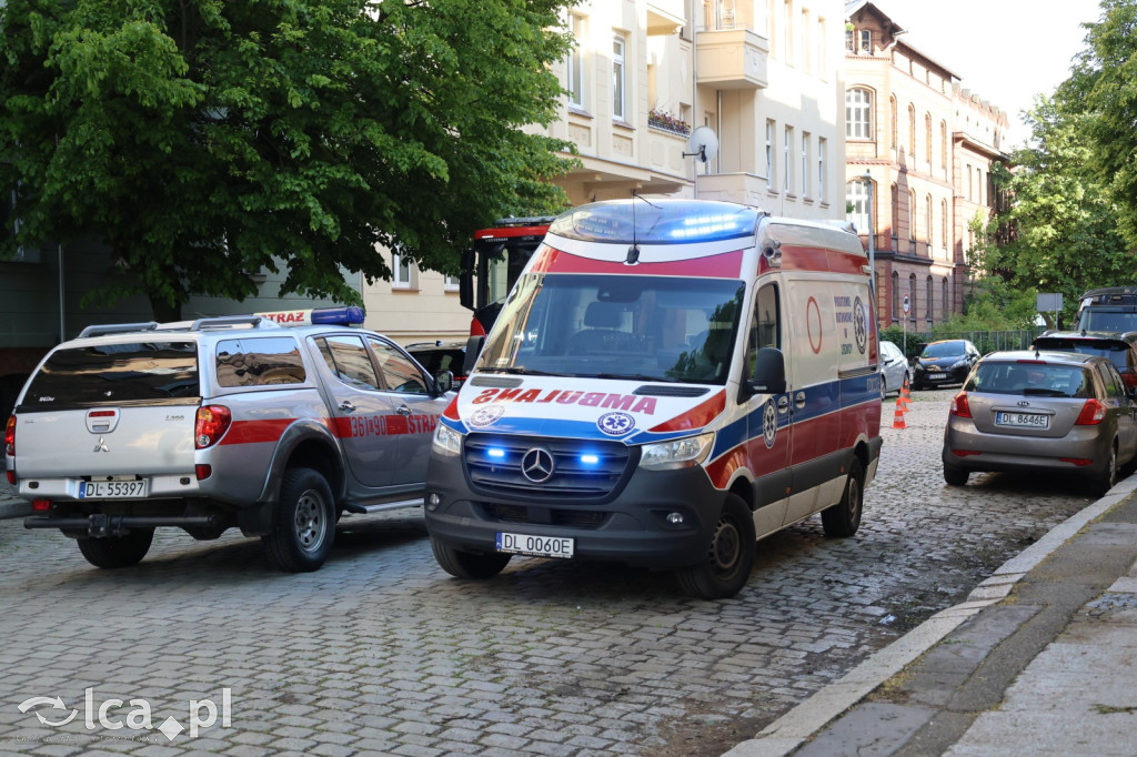 Chciał rozpalić kominek. Doszło do eksplozji