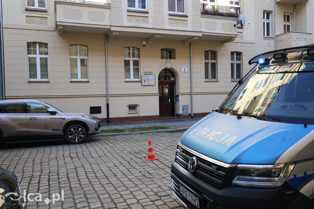 Chciał rozpalić kominek. Doszło do eksplozji
