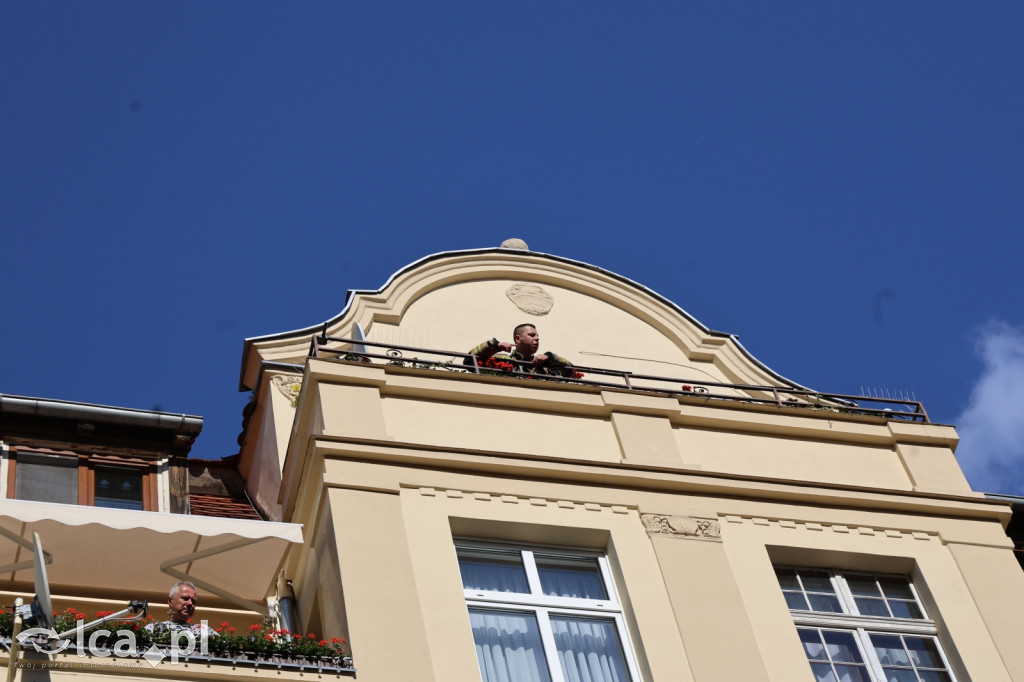 Chciał rozpalić kominek. Doszło do eksplozji