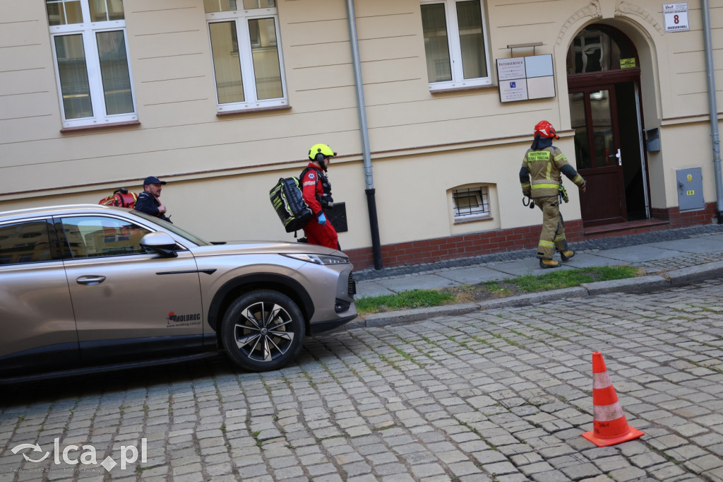 Chciał rozpalić kominek. Doszło do eksplozji