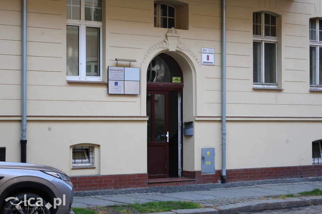 Chciał rozpalić kominek. Doszło do eksplozji