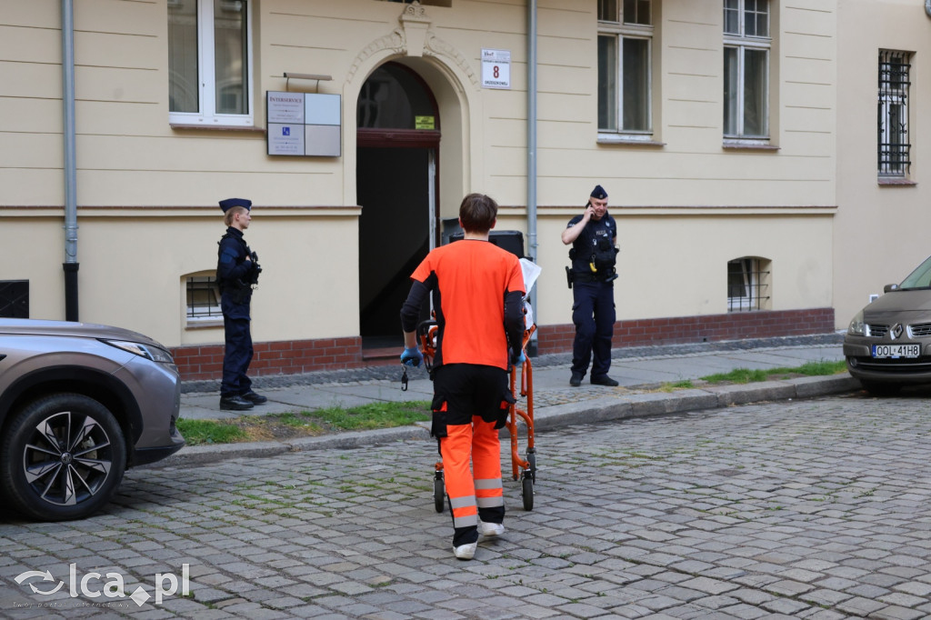 Chciał rozpalić kominek. Doszło do eksplozji