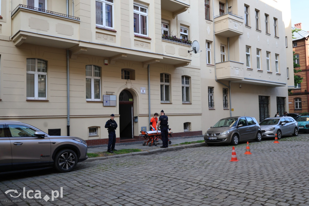 Chciał rozpalić kominek. Doszło do eksplozji