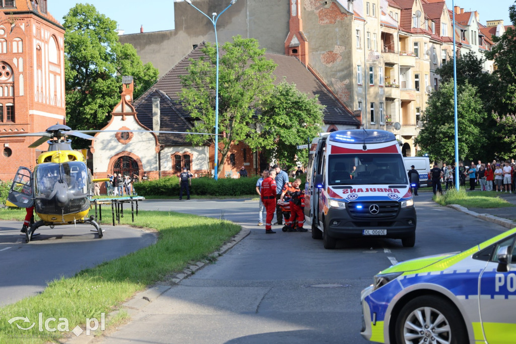 Chciał rozpalić kominek. Doszło do eksplozji