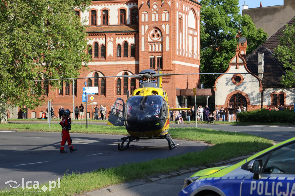 Chciał rozpalić kominek. Doszło do eksplozji