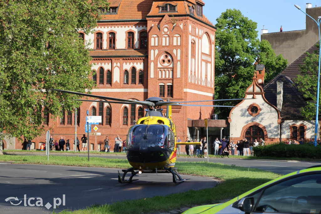 Chciał rozpalić kominek. Doszło do eksplozji