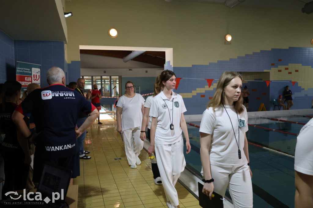 Zawody pływackie na Dzień Dziecka