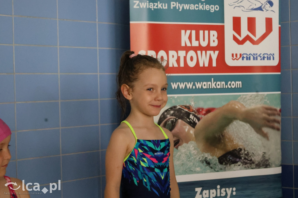 Zawody pływackie na Dzień Dziecka