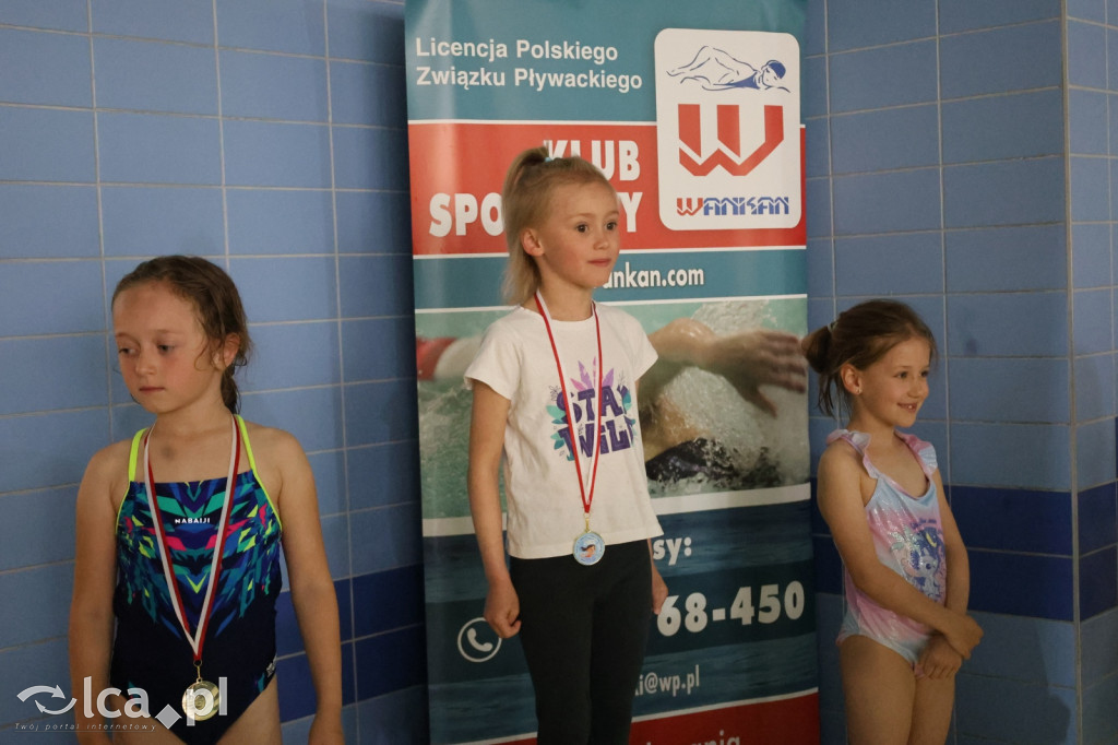 Zawody pływackie na Dzień Dziecka
