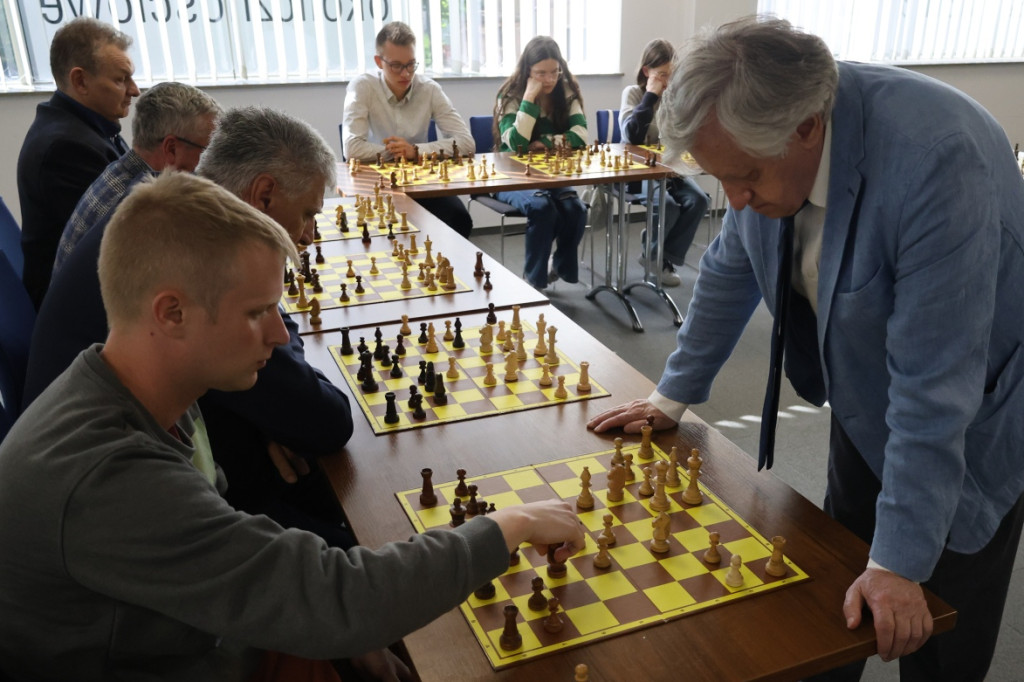 Arcymistrz Romanyszyn niepokonany w symultanie