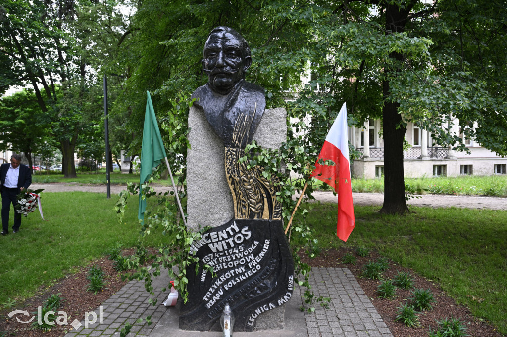 PSL składa kwiaty pod pomnikiem Witosa