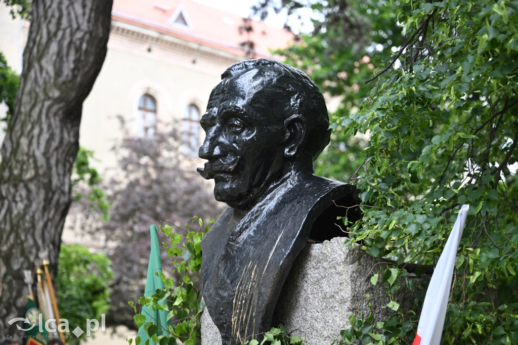 PSL składa kwiaty pod pomnikiem Witosa