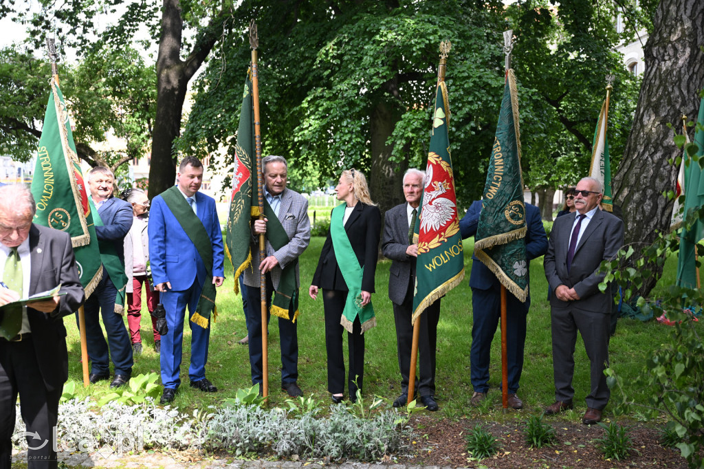 PSL składa kwiaty pod pomnikiem Witosa
