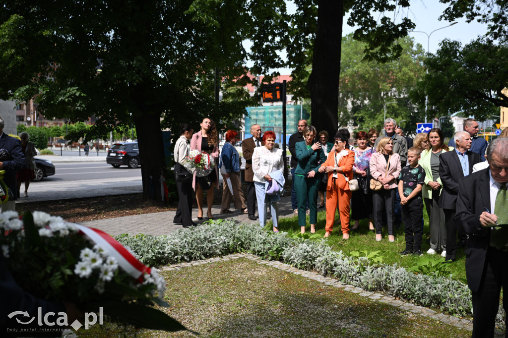 PSL składa kwiaty pod pomnikiem Witosa