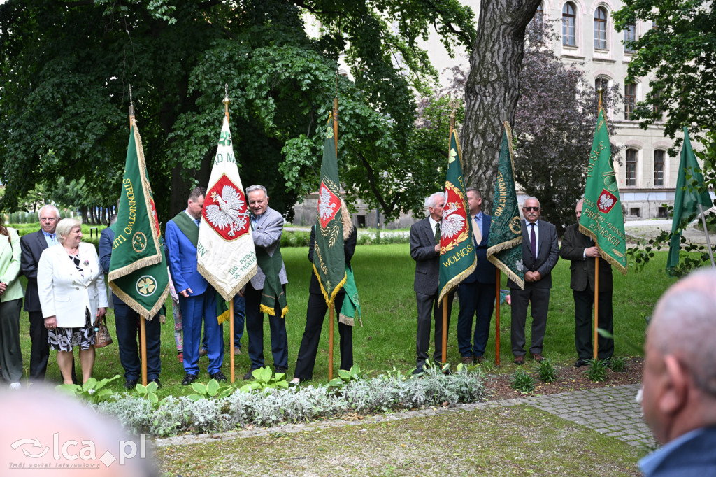 PSL składa kwiaty pod pomnikiem Witosa