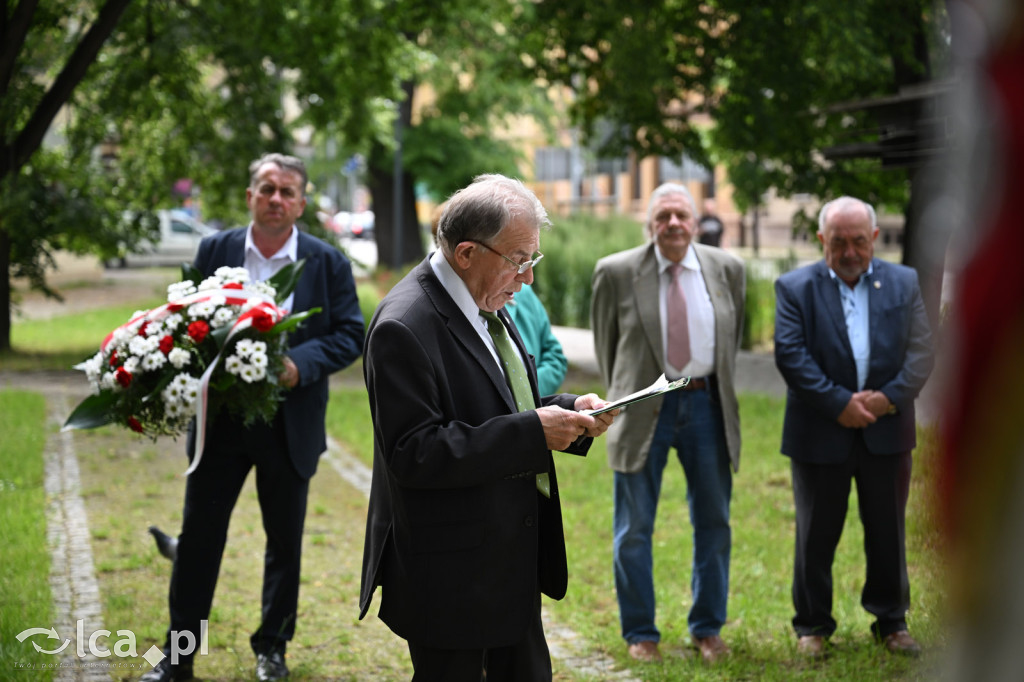 PSL składa kwiaty pod pomnikiem Witosa