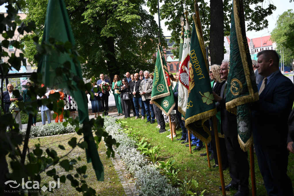 PSL składa kwiaty pod pomnikiem Witosa