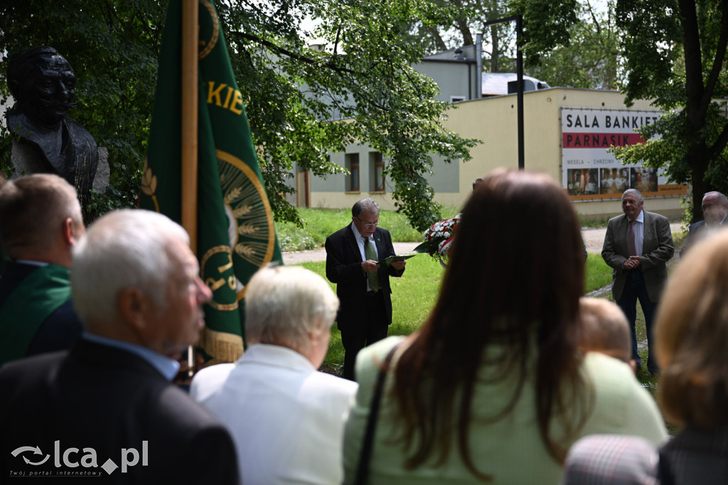 PSL składa kwiaty pod pomnikiem Witosa