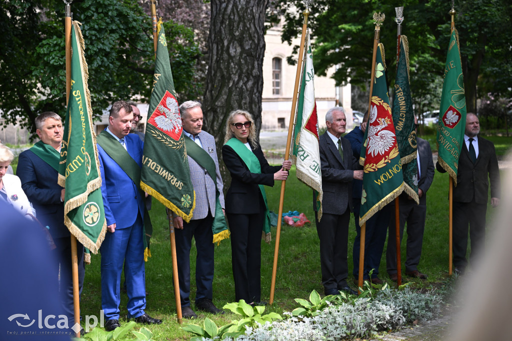 PSL składa kwiaty pod pomnikiem Witosa
