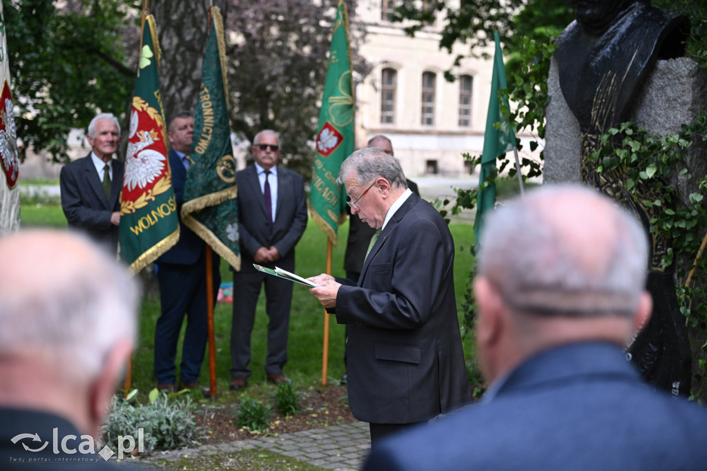 PSL składa kwiaty pod pomnikiem Witosa