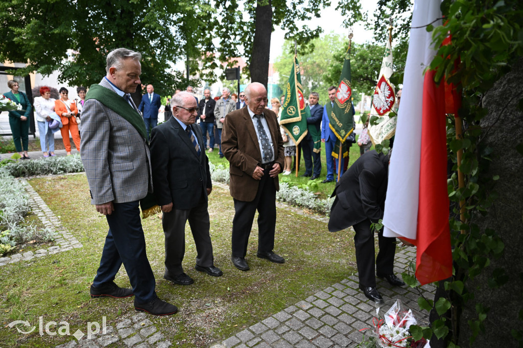 PSL składa kwiaty pod pomnikiem Witosa