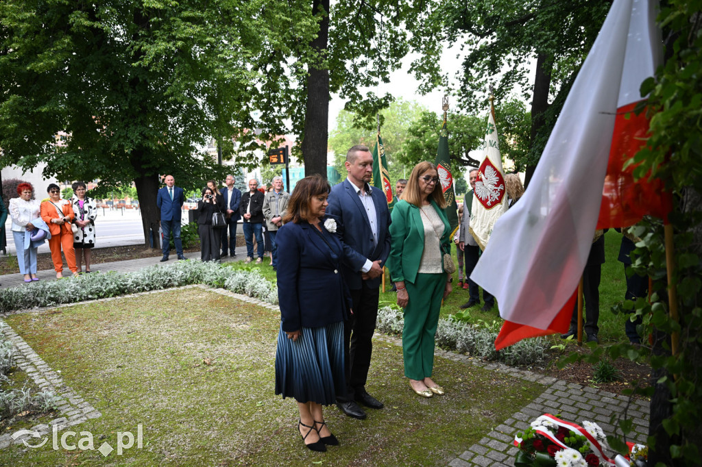 PSL składa kwiaty pod pomnikiem Witosa