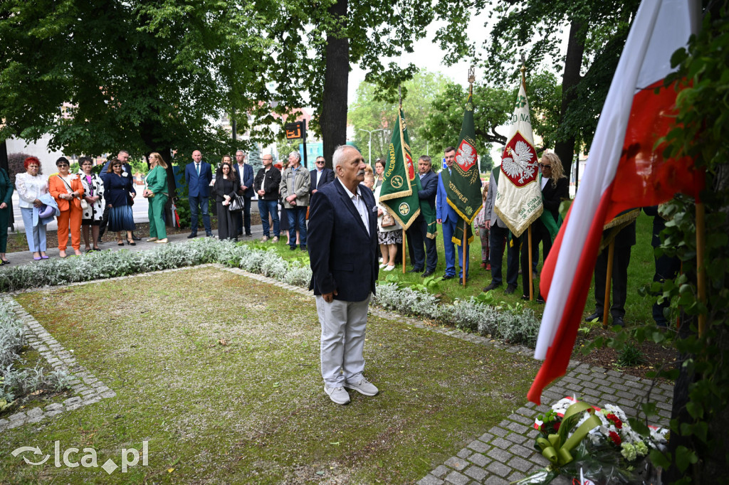 PSL składa kwiaty pod pomnikiem Witosa