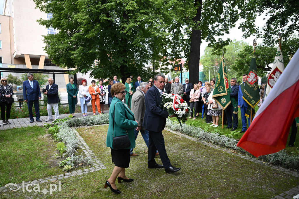 PSL składa kwiaty pod pomnikiem Witosa