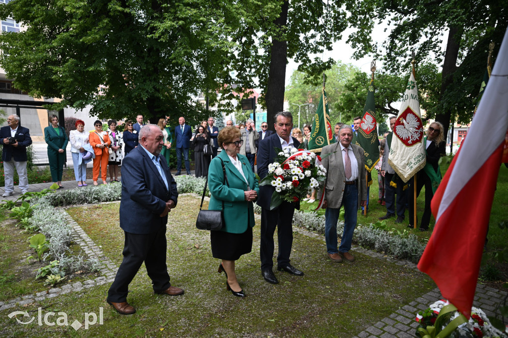PSL składa kwiaty pod pomnikiem Witosa