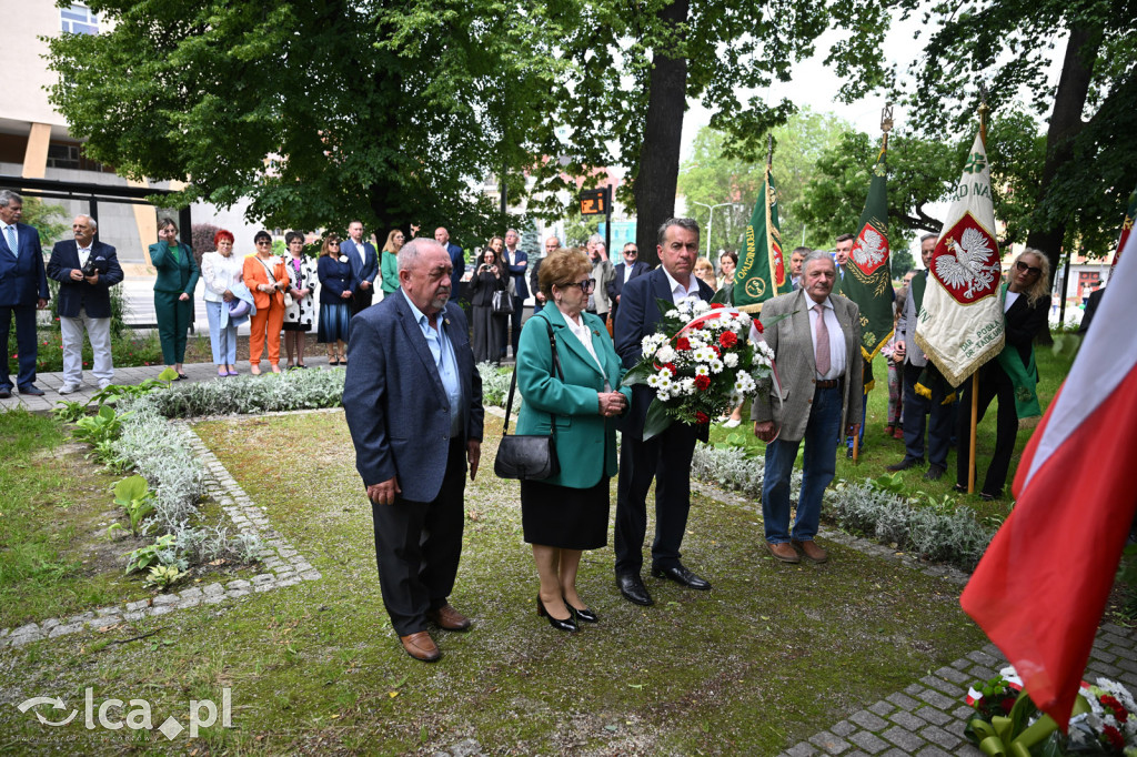 PSL składa kwiaty pod pomnikiem Witosa