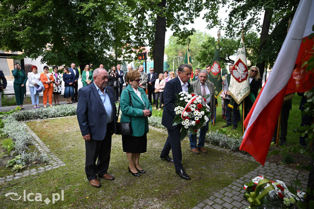 PSL składa kwiaty pod pomnikiem Witosa