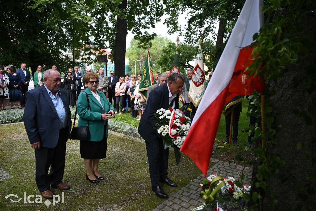 PSL składa kwiaty pod pomnikiem Witosa