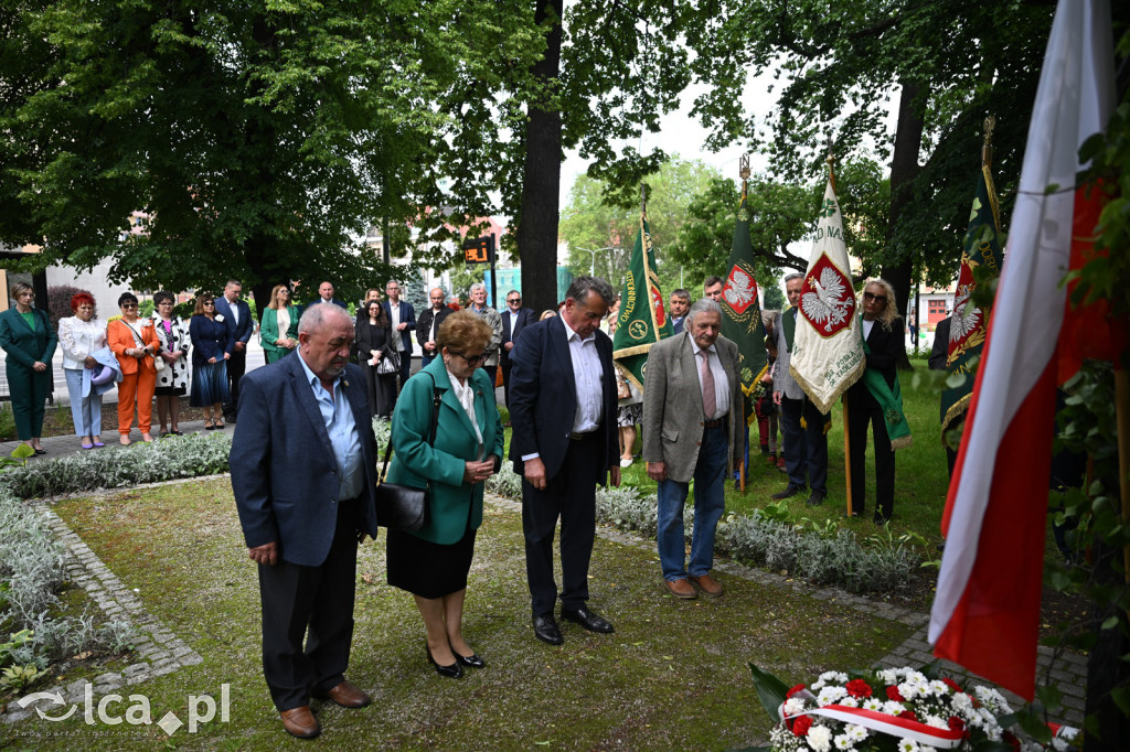 PSL składa kwiaty pod pomnikiem Witosa