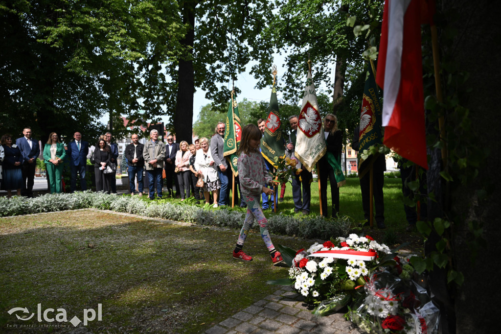 PSL składa kwiaty pod pomnikiem Witosa