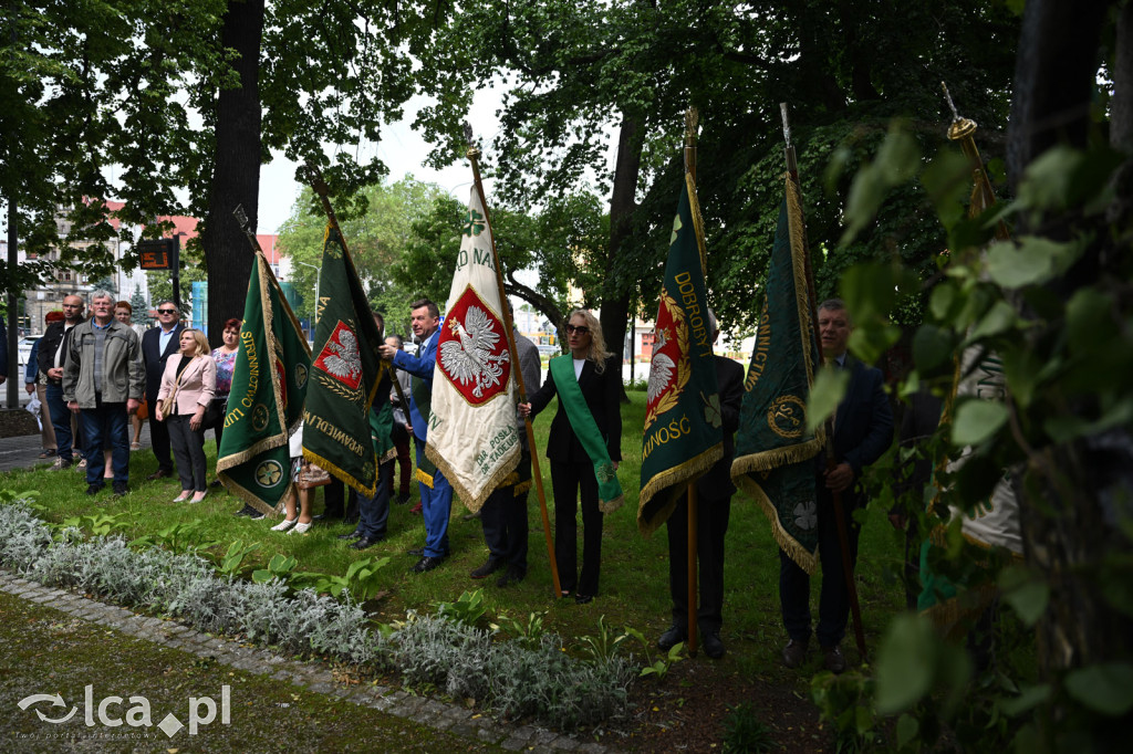 PSL składa kwiaty pod pomnikiem Witosa