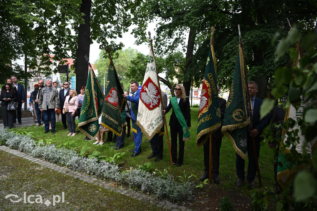 PSL składa kwiaty pod pomnikiem Witosa