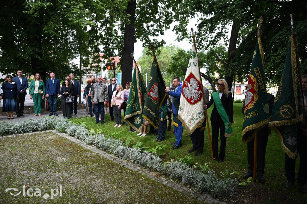 PSL składa kwiaty pod pomnikiem Witosa