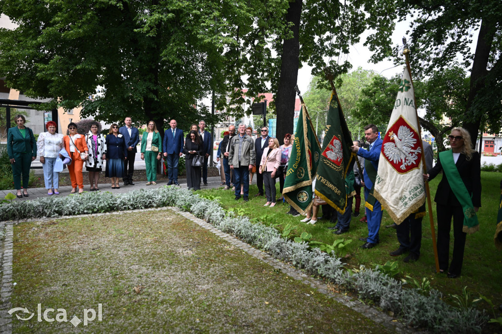 PSL składa kwiaty pod pomnikiem Witosa