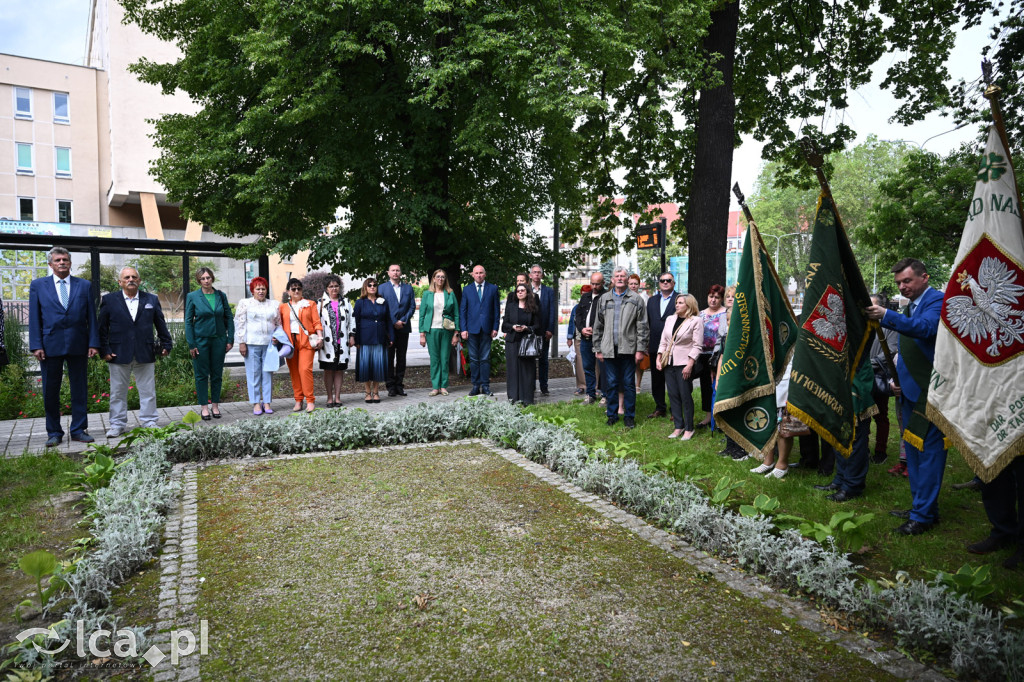 PSL składa kwiaty pod pomnikiem Witosa