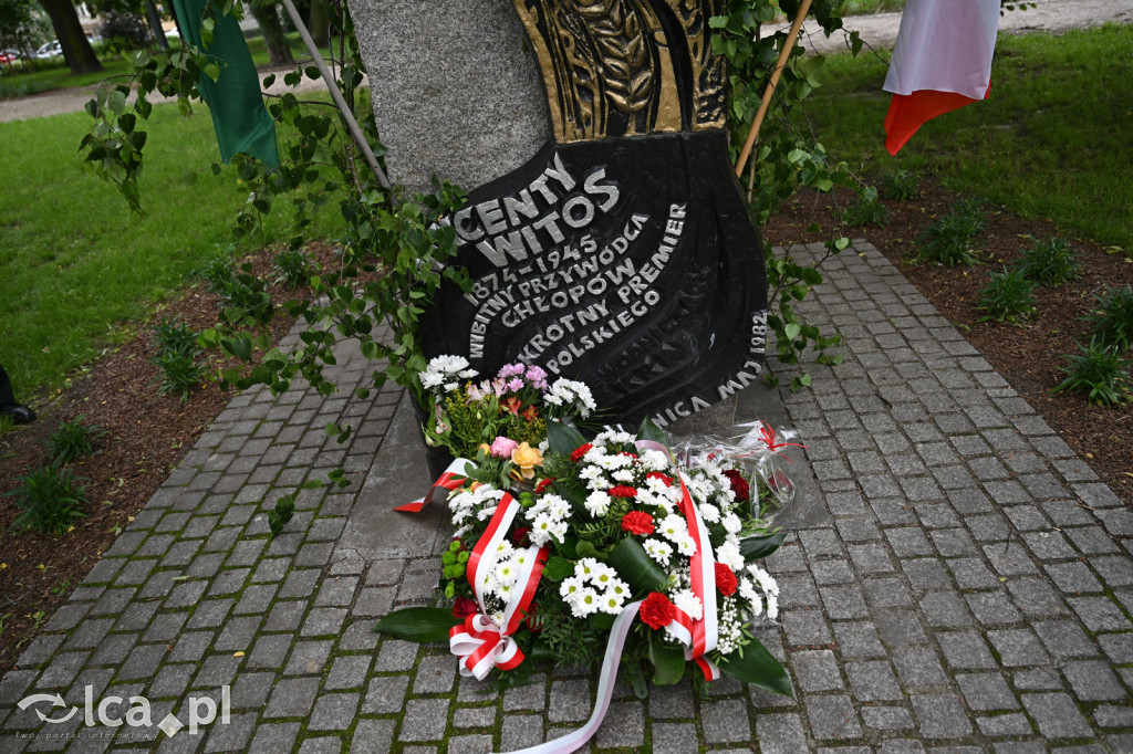 PSL składa kwiaty pod pomnikiem Witosa